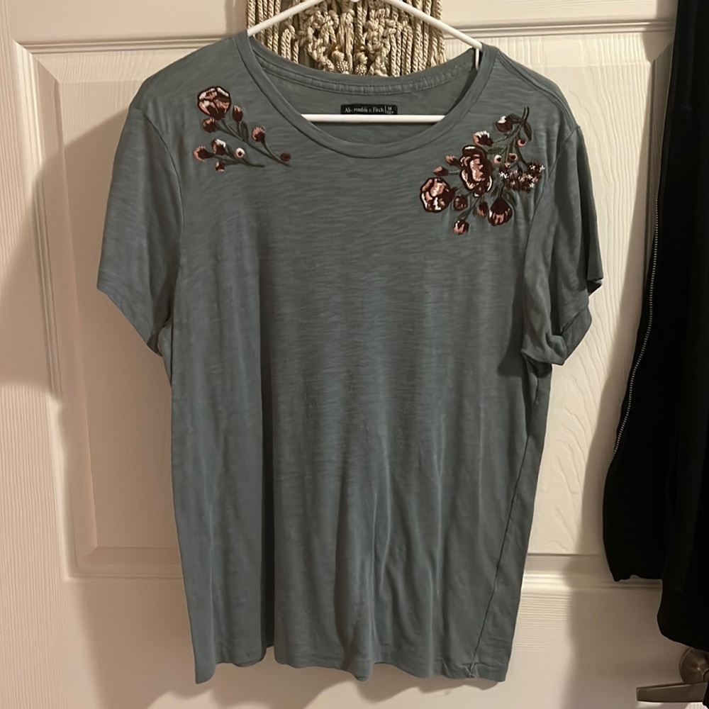 Cute t-shirt with embroidered detail